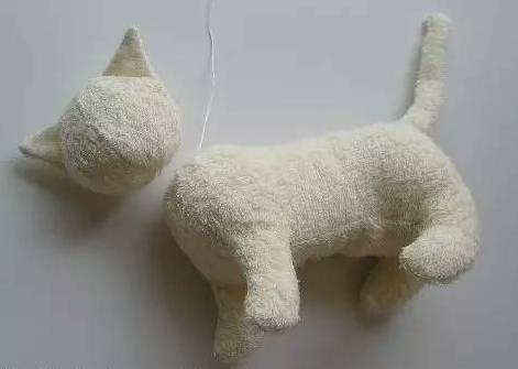 5厘米的位置~如图所示,在毛巾上勾勒出猫咪身体的形状,然后裁