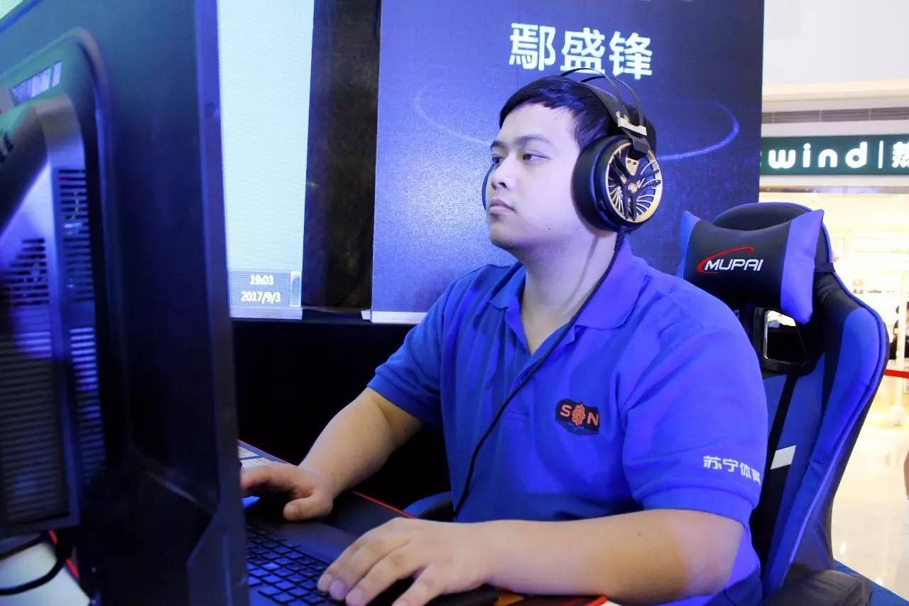 电竞对抗赛决赛今日进行 八强选手巅峰对决,燃爆无锡苏宁广场