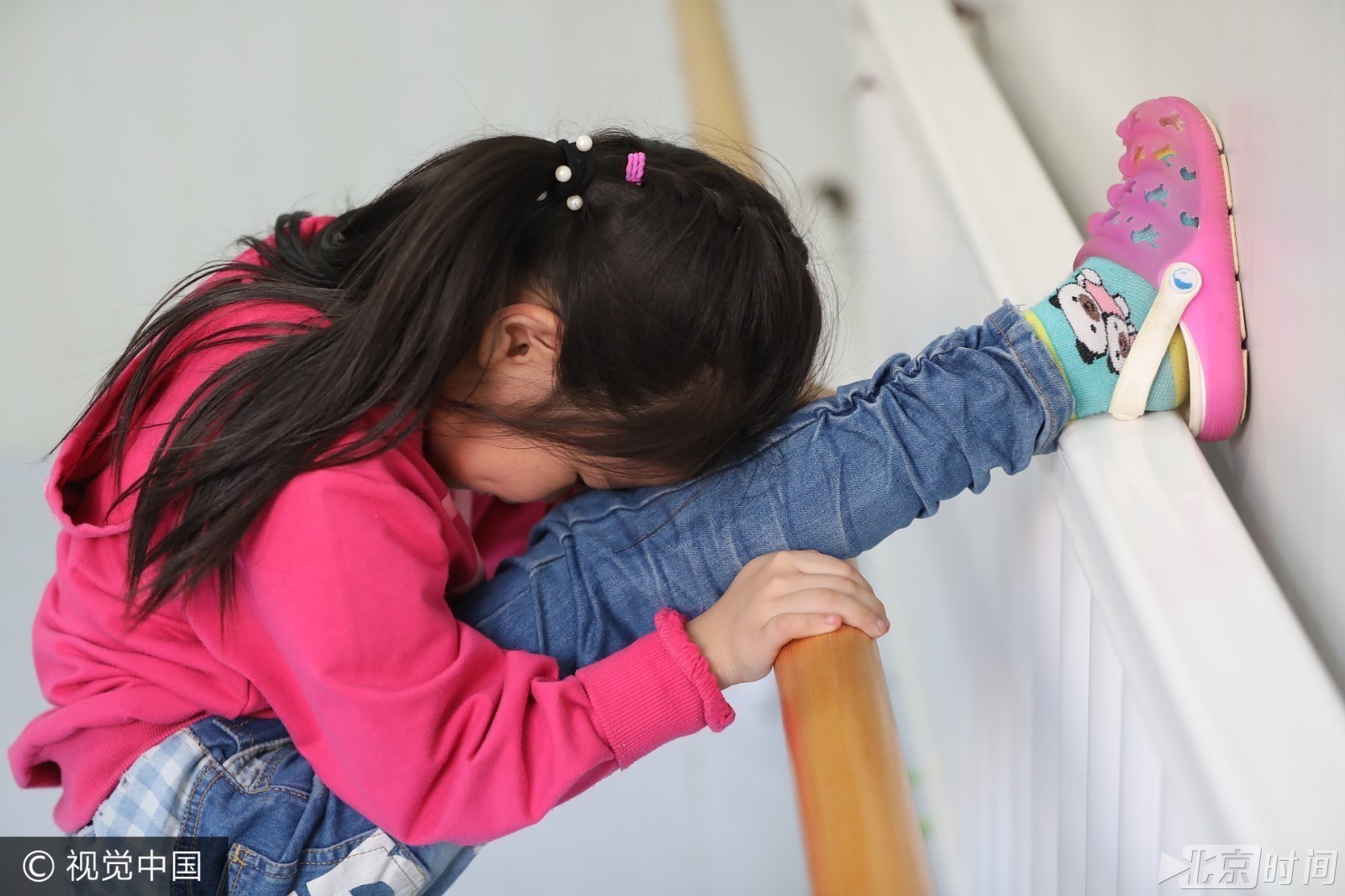 妈妈改嫁失联继父不管女童被弃幼儿园