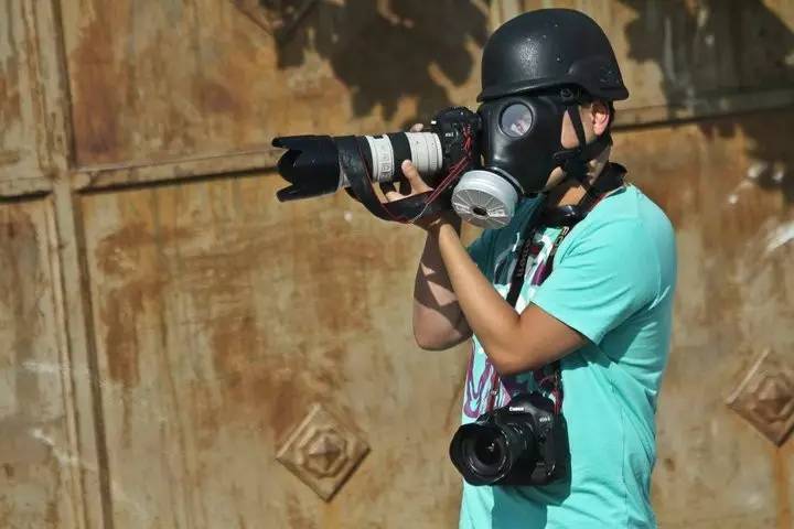 今晚听新华社战地记者讲述战地生死家风故事