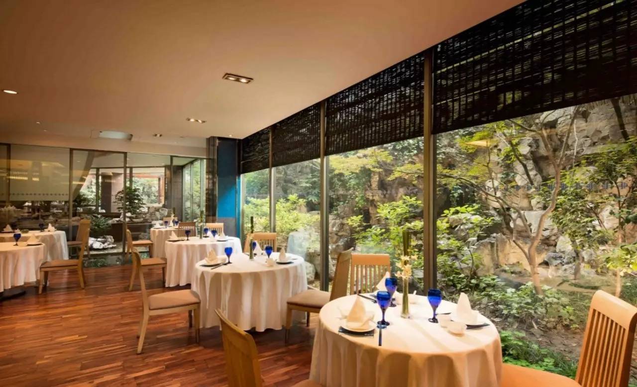 有八卦说:郁国祥当时与酒店前台服务员发生口角,由于对服务不满,索性