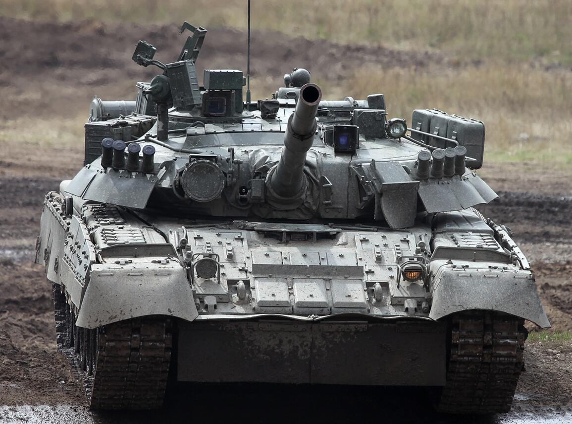 同样是在2014年参加表演的坎捷米罗夫卡师t-80u坦克,用的还是老的红外