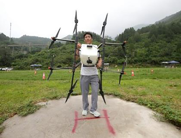 揭秘无人机培训学校:室内如打游戏 室外考驾照