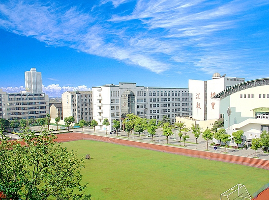 长郡中学校园面积虽然不大,但走的是小而精,小而美的路线.