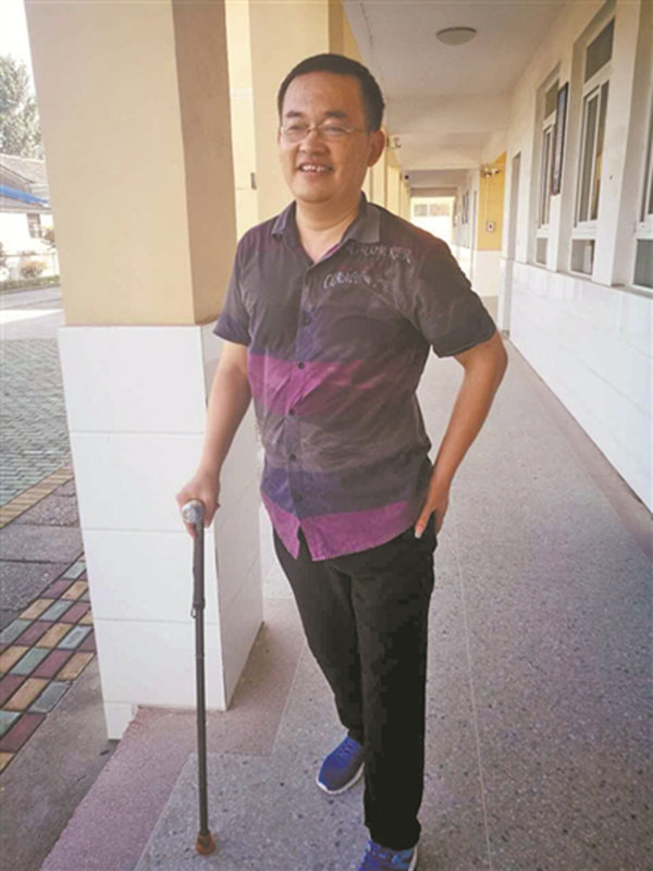 乡村教师高位截肢后留讲台 坚持拄拐杖站立上课