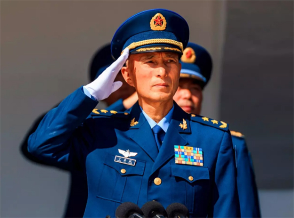 飞行员出身的丁来杭中将,历任空军航空兵副团长,团长,副师长,逊练