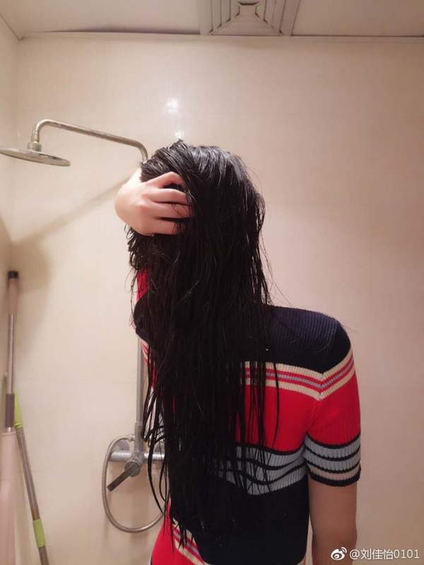 女主播阿怡晒浴室自拍照 网友:很好看,神似王祖贤