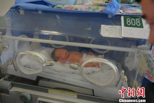 医院远程监控发现胎儿窘迫 9分钟剖宫产出男婴