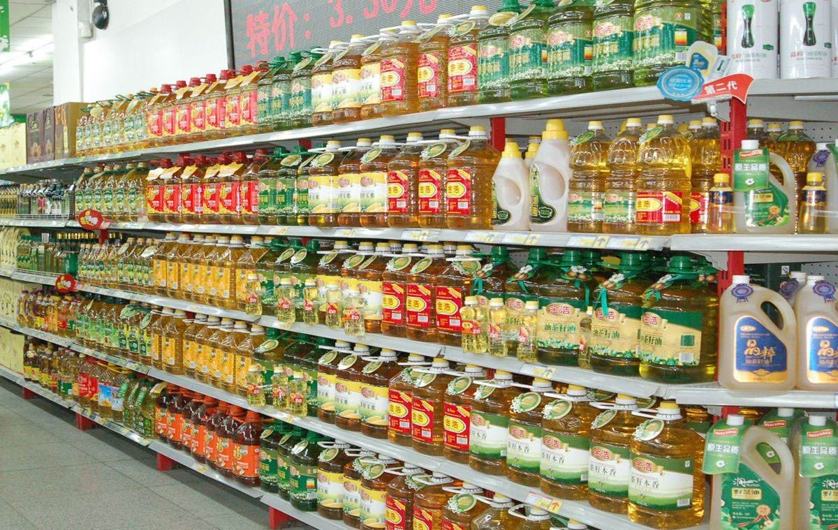 大豆油是从大豆中压榨提取出来的一种油,通常我们称之为"大豆色拉油"