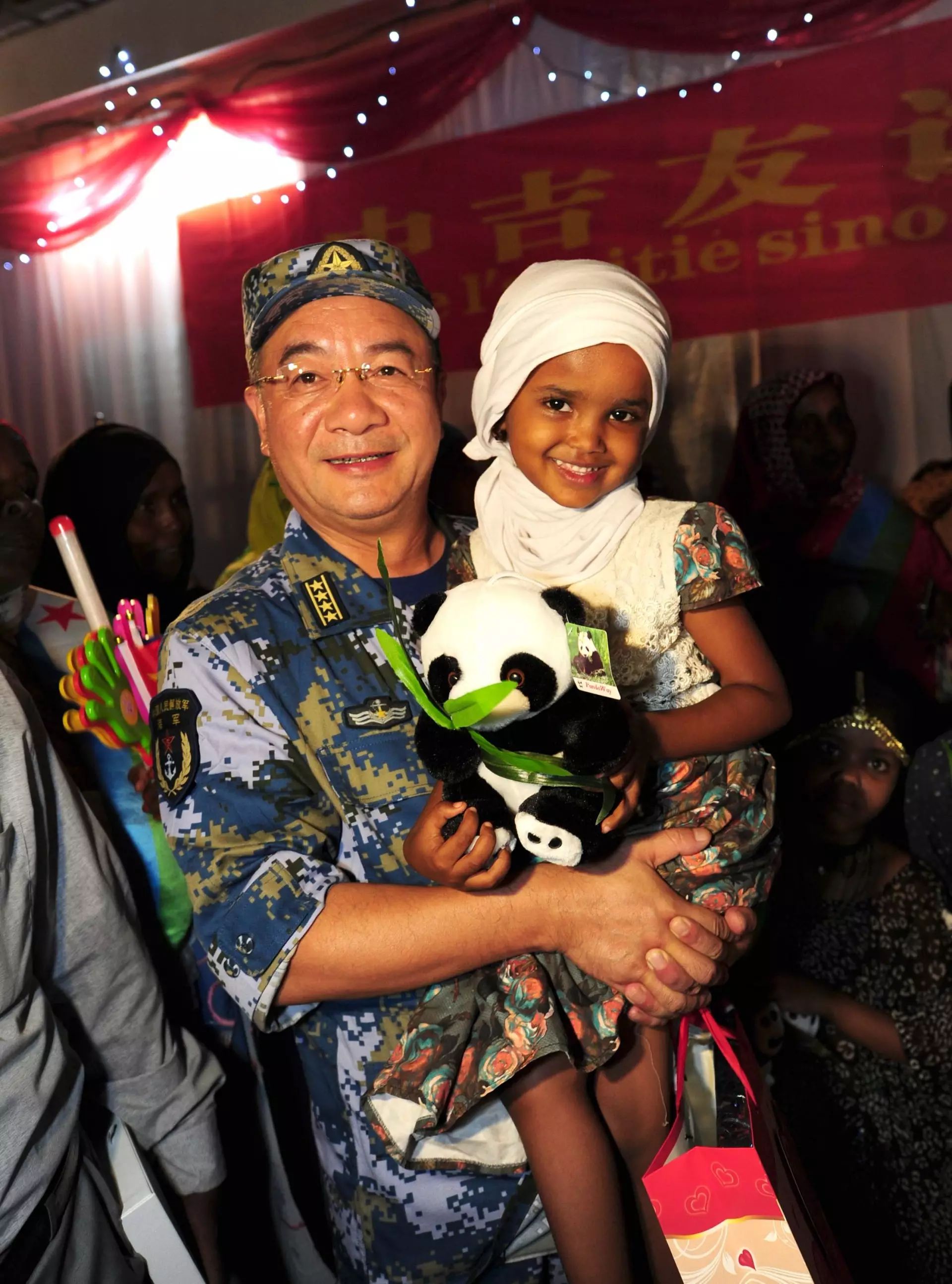 在"中吉友谊长存"文化联谊活动现场,任务政委金毅向吉布提小朋友