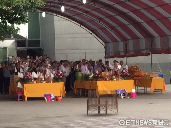 中元节郭台铭率主管祭祀 烧绿色百元美钞纸钱(图)