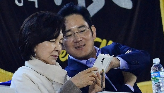 李在镕被羁押期间,母亲洪喜罗曾多次探视