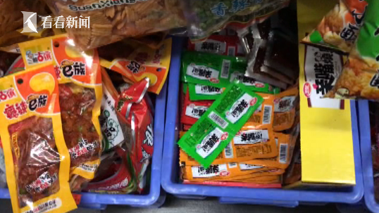 视频|"五毛零食"你家孩子有吃吗?学生扎堆购买坦言:知道不卫生