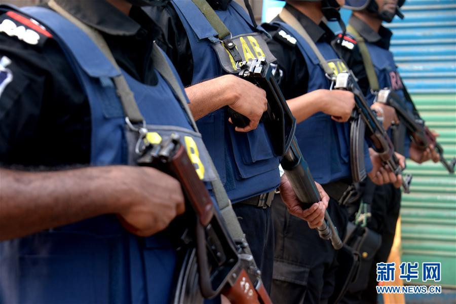 9月6日,在孟加拉国首都达卡,警察在街头执勤.