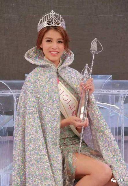 夺冠当天现场的皇冠照是酱紫的.