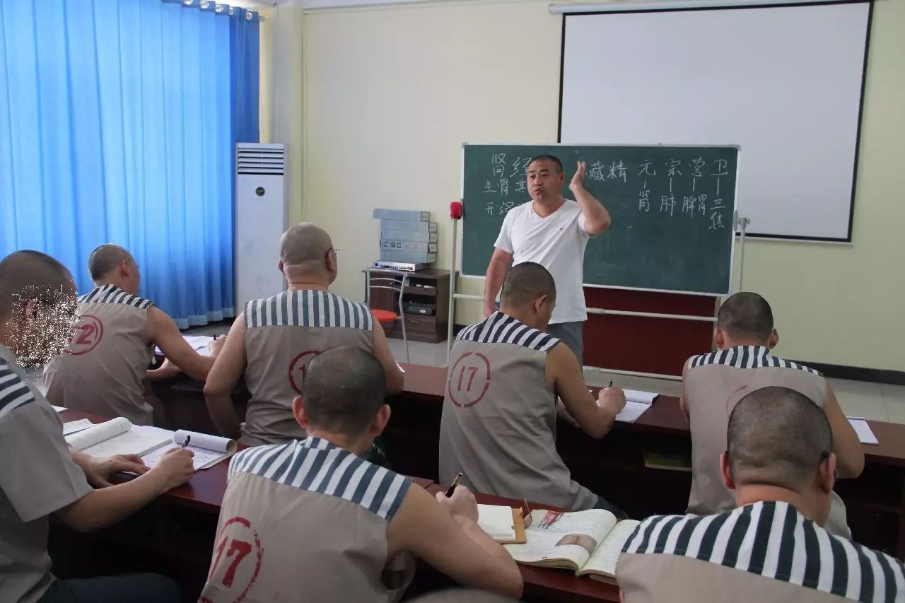 鹿泉监狱选定了服刑人员易于掌握的"中医按摩课程",并邀请具有多年