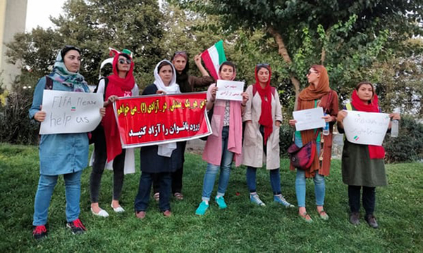 场外抗议的伊朗女球迷。
