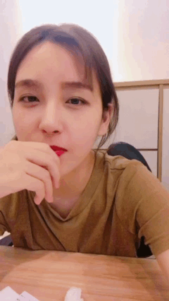 lol美女解说rita再发福利 大长腿小蛮腰身材棒极了