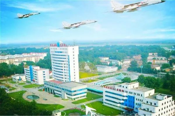 南有户县机场(空军西安飞行学院),东有临潼机场(空军某师战略轰炸机