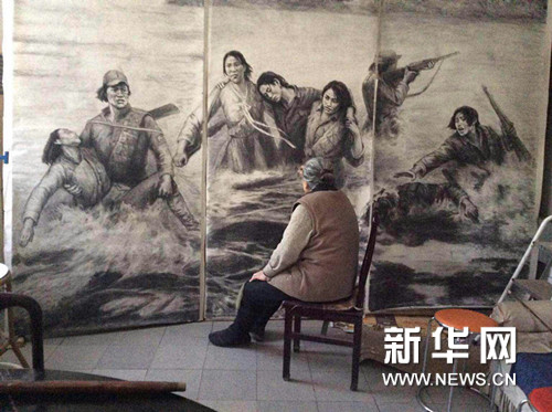 国内新闻邓澍教授在创作巨幅素描人物画《八女投江》   创作者中最年