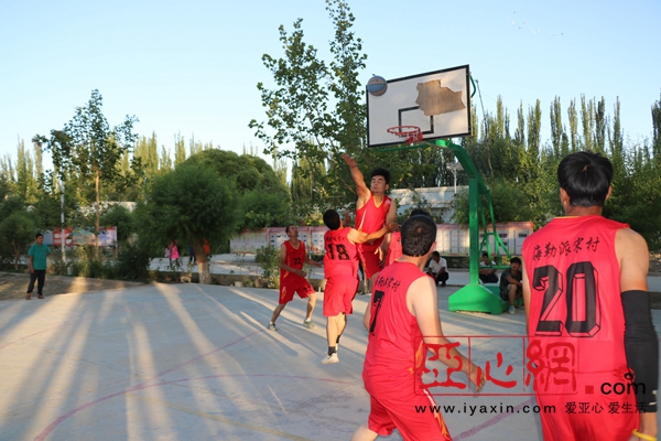 新疆阿瓦提县拜什艾日克镇海勒派宋村篮球场成为村民大舞台