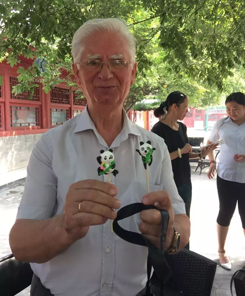 歪果仁捏面人,so 大熊猫长成了这样,哈哈哈哈