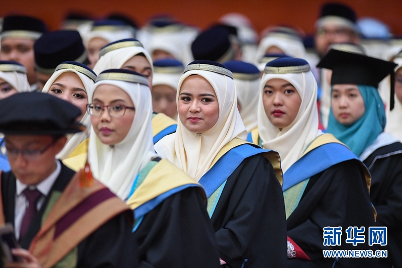 又到毕业季文莱大学生喜获毕业证书