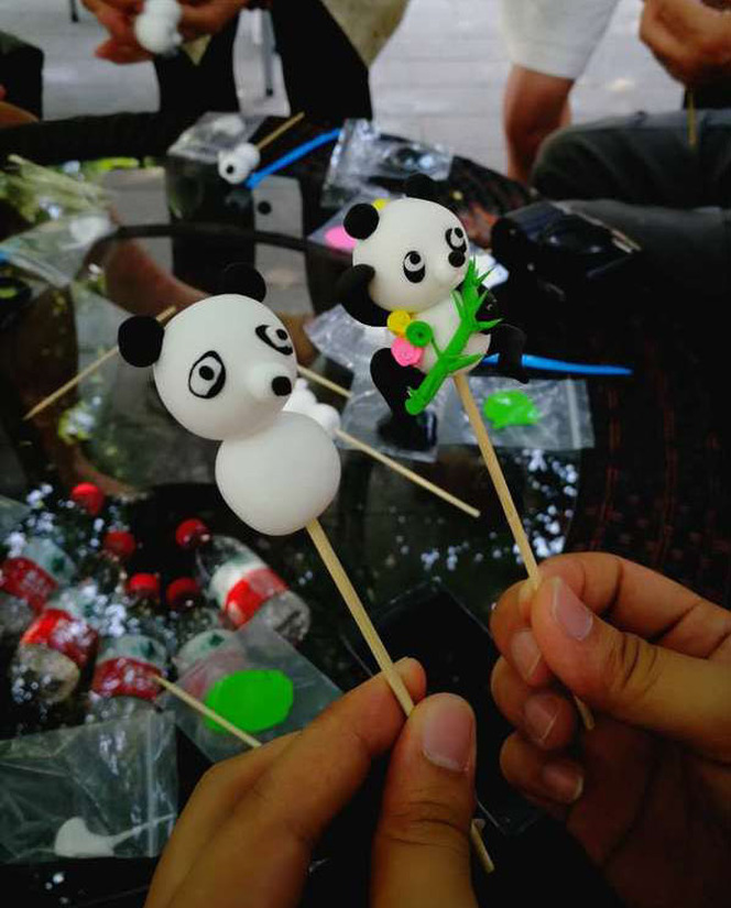 歪果仁捏面人,so 大熊猫长成了这样,哈哈哈哈