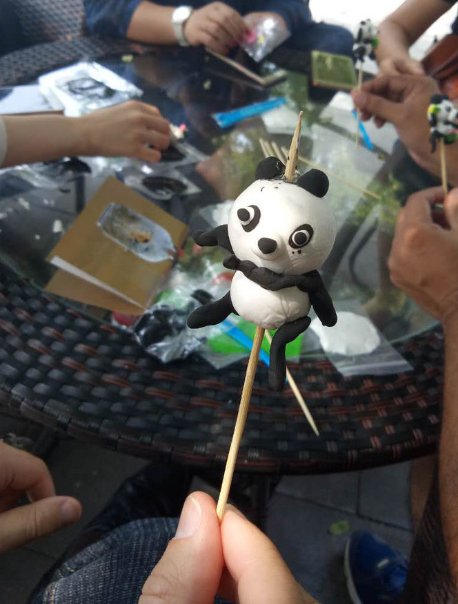 歪果仁捏面人,so 大熊猫长成了这样,哈哈哈哈