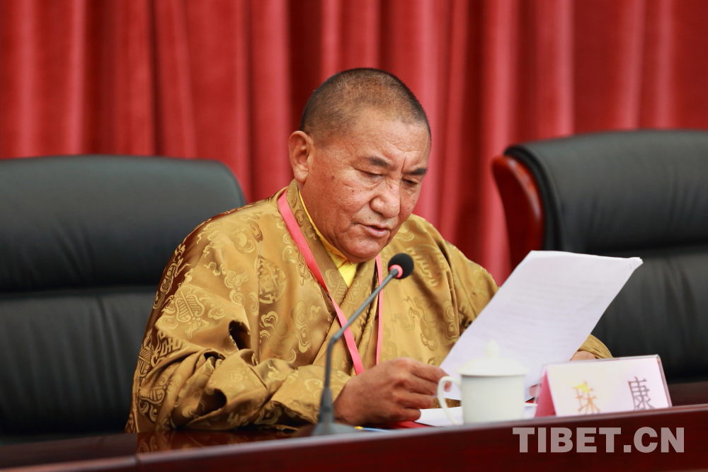 图为珠康61土登克珠活佛代表各省区藏语系佛学院致辞.