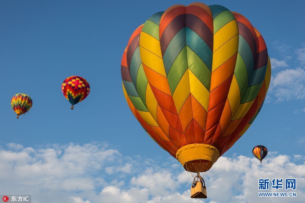 美国"大里诺热气球比赛"举行预赛 五彩斑斓美妙如童话(组图)