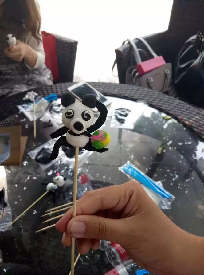 歪果仁捏面人,so 大熊猫长成了这样,哈哈哈哈