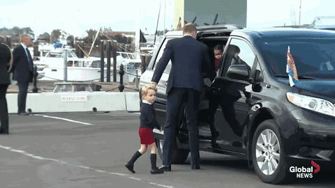 乔治小王子都要上小学了,懂礼貌又有教养的他,长大不知要迷死多少人呐