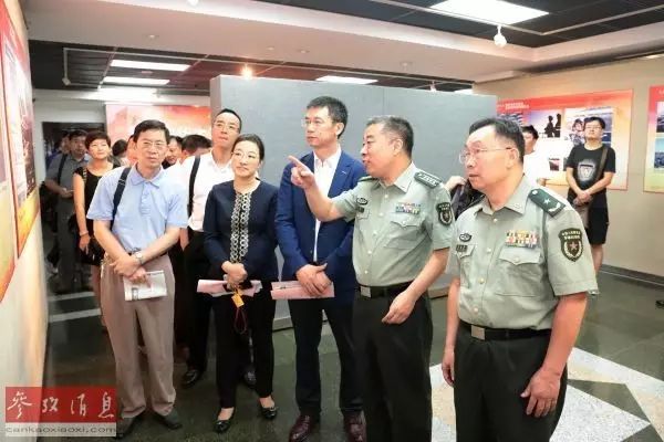 围观 | 参考中华大讲堂暨朱日和阅兵图片展在沪