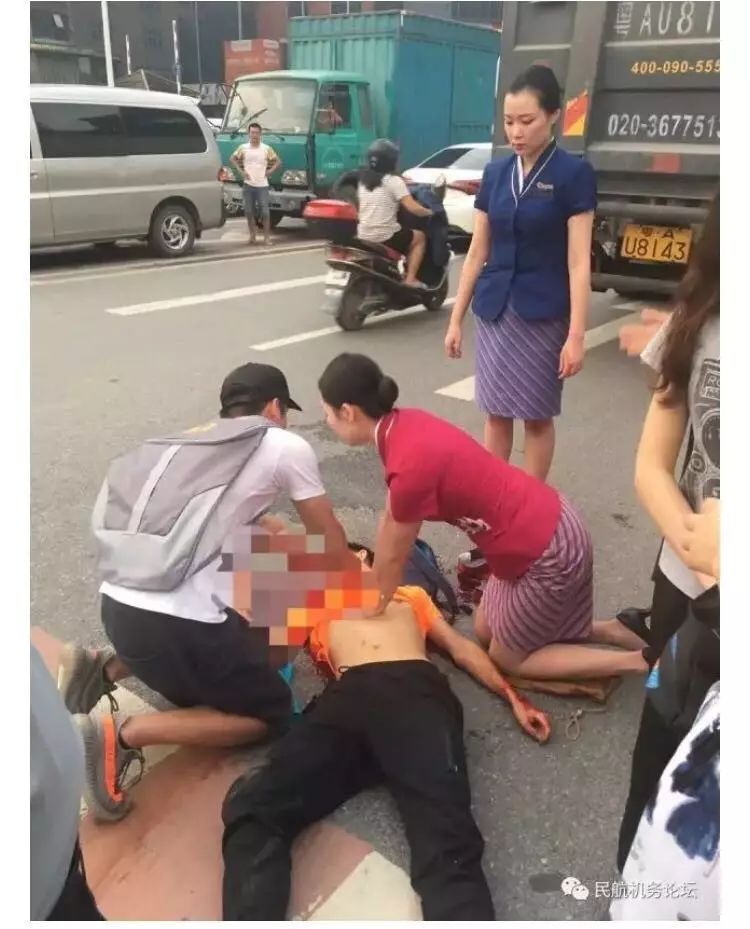 南航空姐被打:空姐跪地抢救受伤男子半小时 未能救活当场痛哭