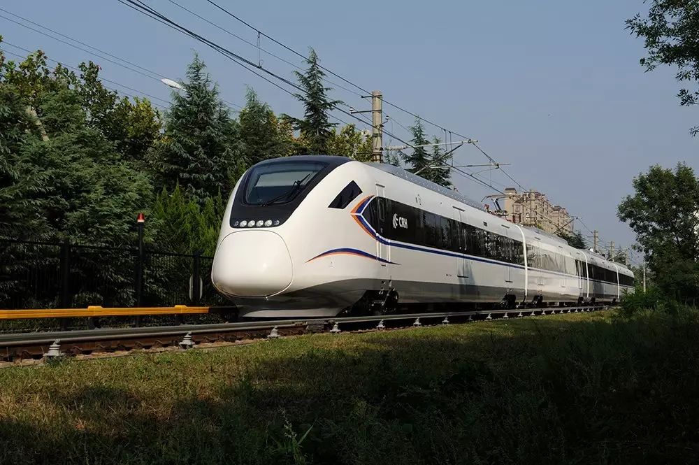 全国首个小编组城际动车组在青岛下线,外形灵感来自海豚,还自带wifi