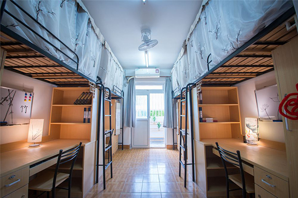 东16栋123宿舍,则是满目的粉色,这是为女生打造的"温馨风",进门有珠帘