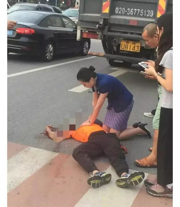南航空姐被打:空姐跪地抢救受伤男子半小时 未能救活当场痛哭