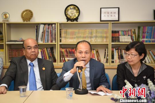图为巴西华人协会会长朱苏忠(中)致欢迎辞. 莫成雄 摄