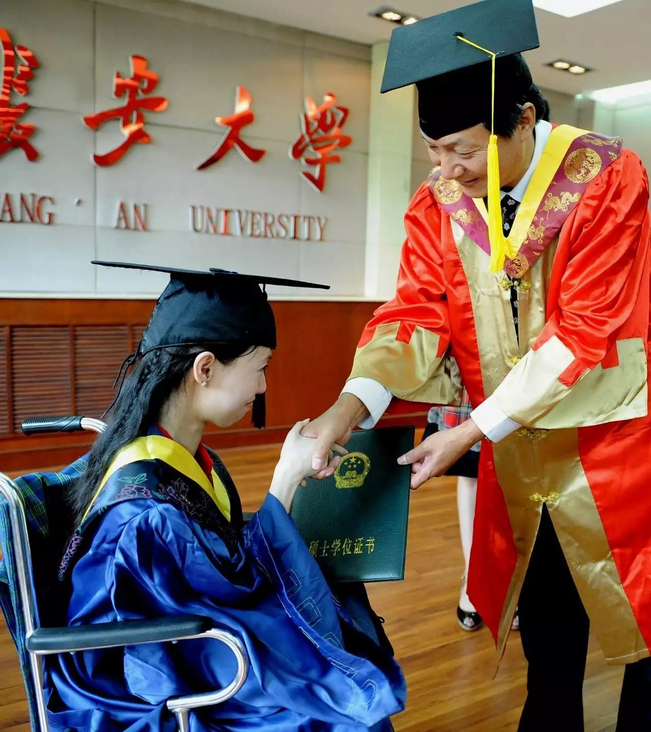 25岁的李欢从时任长安大学校长马建手中接过硕士学位证书(2008年6月27
