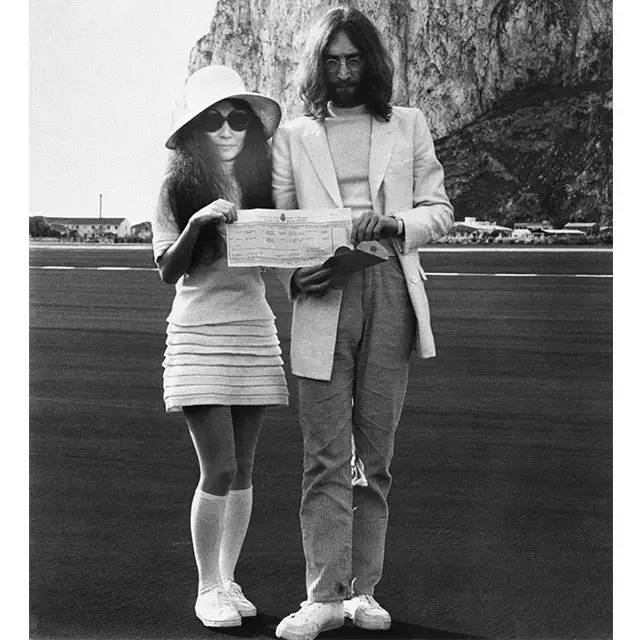 (图片来自网络) 约翰·列侬和小野洋子结婚时穿着的,也是superga的