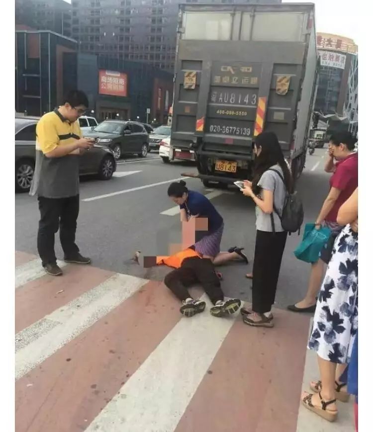 南航空姐被打:空姐跪地抢救受伤男子半小时 未能救活当场痛哭