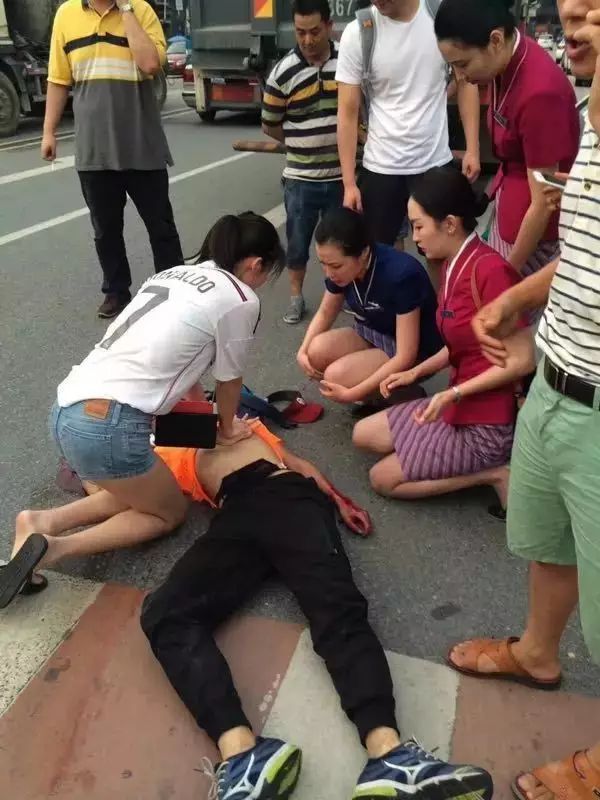 男子遇车祸受重伤过路空姐跪地救人未救活伤者失声痛哭