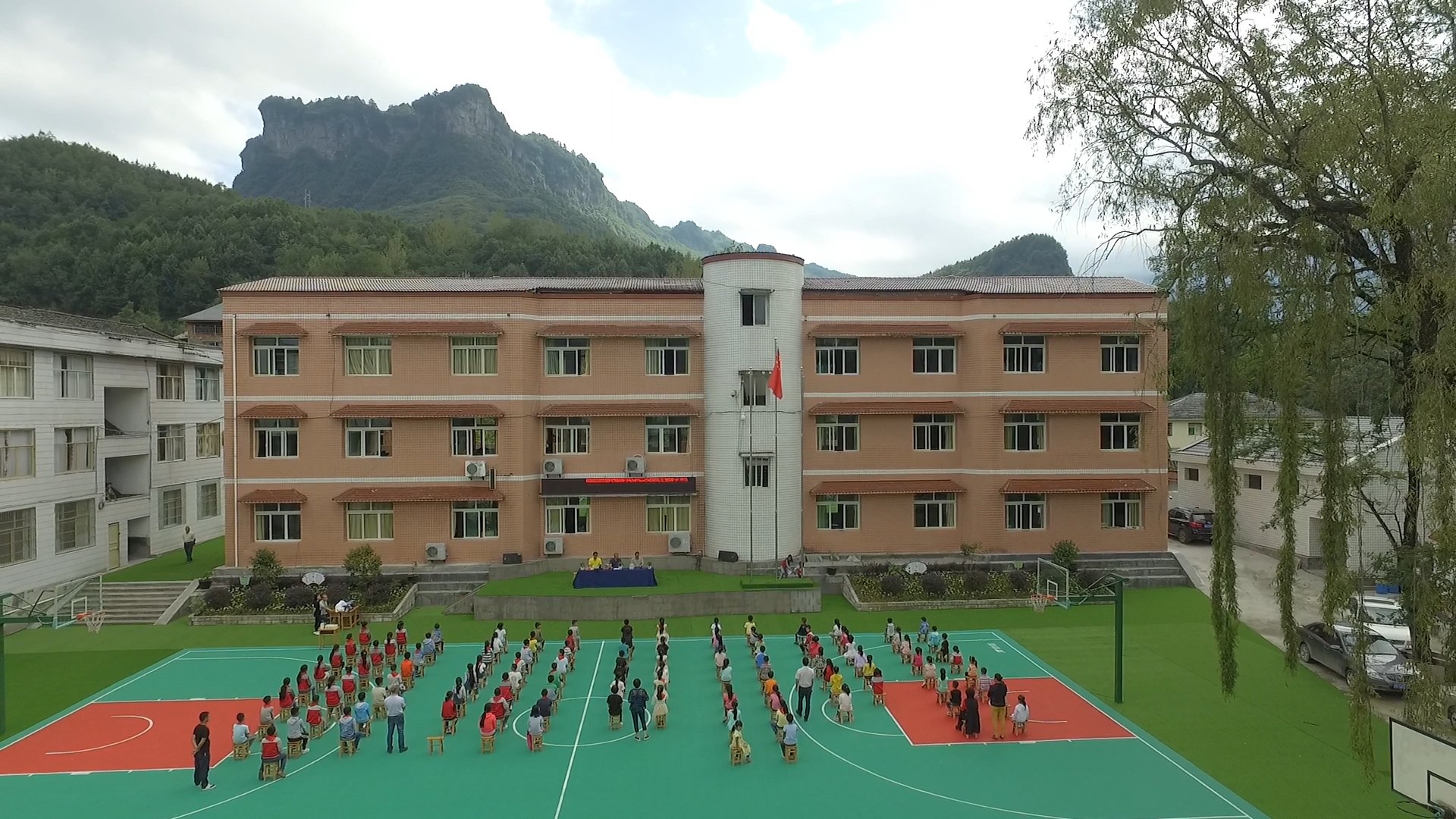 教师节|边抗癌边教书,他撑起了乡村孩子们的梦.李老师,节日快乐