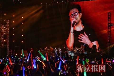 汪峰在演唱会舞台上倾情演唱.新京报记者 彭子洋 摄