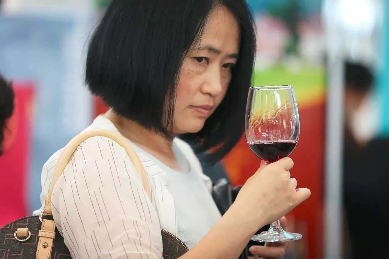 彭茵女士说,一是选地方,一定要核心产区的产品;二是看价格,终端零售价