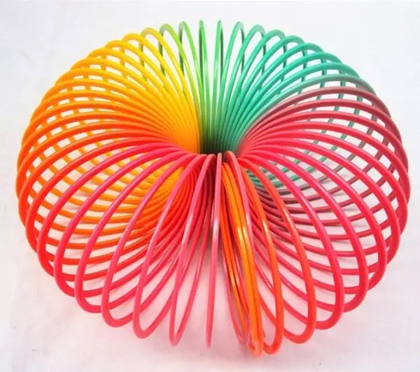 弹性落差感彩虹圈拿在手里变化莫测的小时候真的是可以玩这个玩一整天