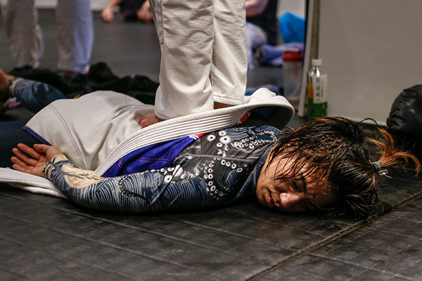 结束一天的高强度训练后,队友帮苗婕踩背放松.