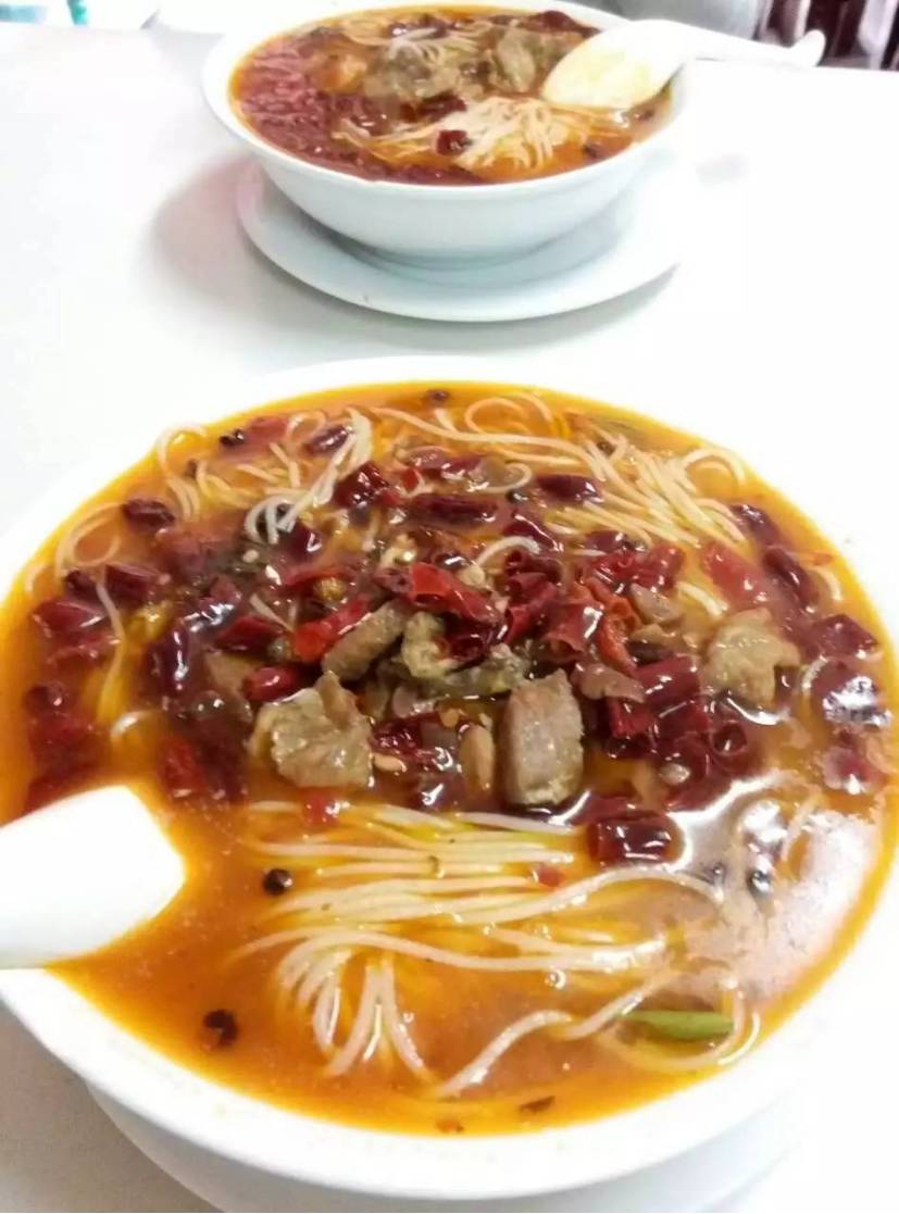 4吊脚楼米线24小时营业,出租车司机的美食天堂!