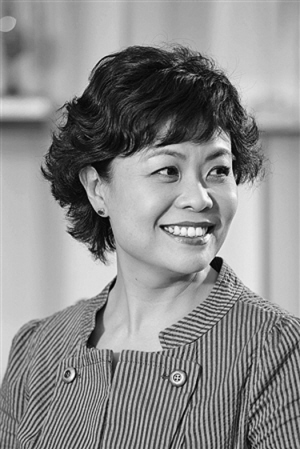 早上,刘富鞧在被窝里拿被头围住下巴,一边不愿意起